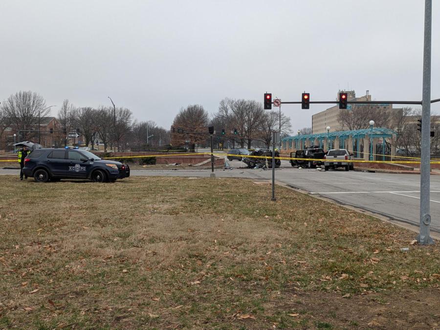2 killed in 4-vehicle crash on 71 Highway in Kansas City