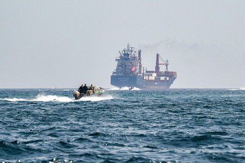 Lalu Lintas Kapal di Selat Hormuz Nyaris Tidak Ada Akibat Blokade Iran dan AS