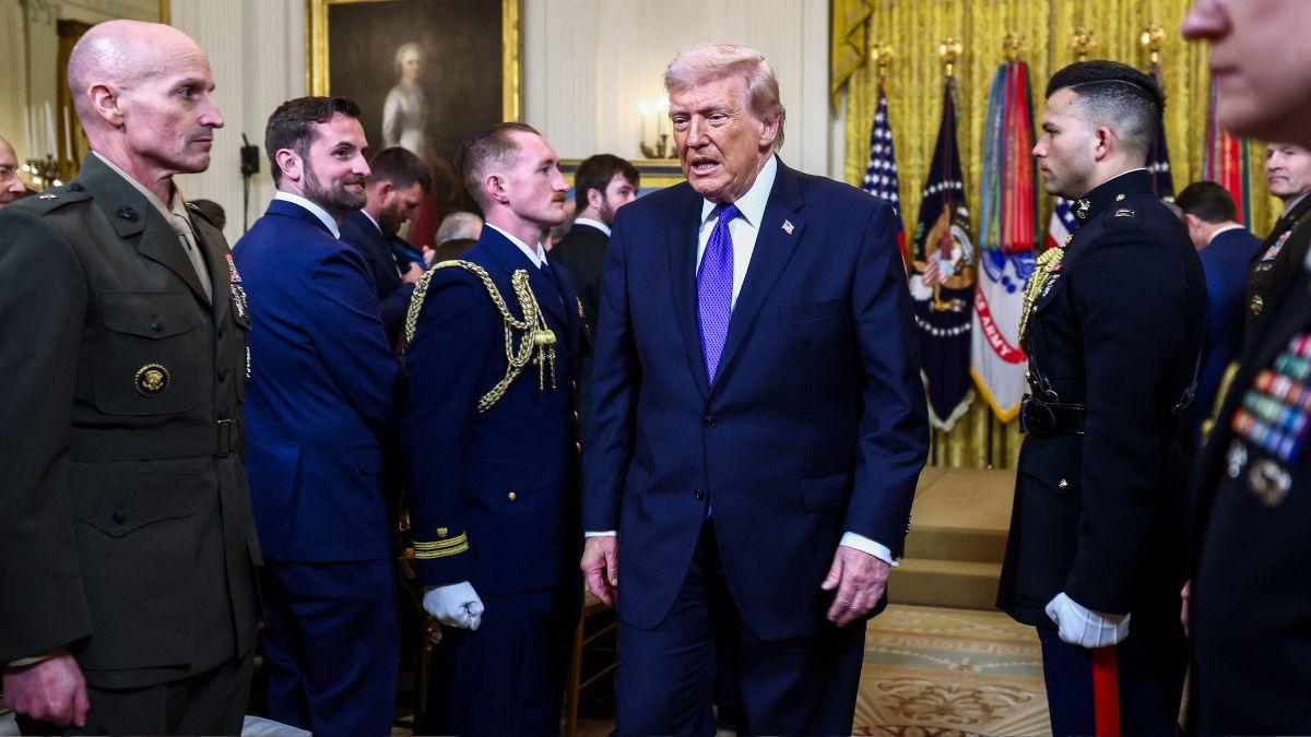 Donald Trump attempts to hide neck rash during Medal of Honor ceremony ...