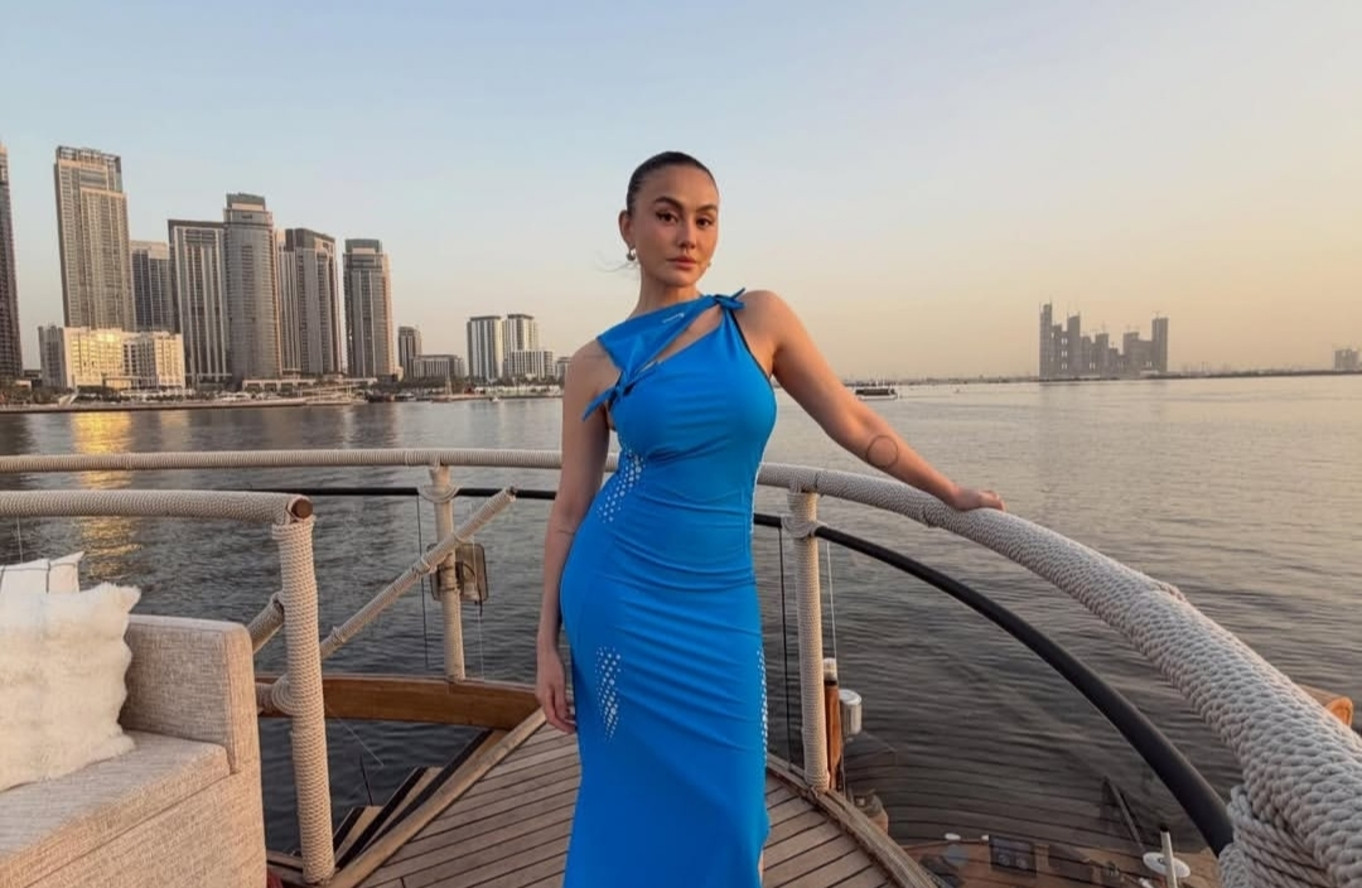Agnez Mo memberikan klarifikasi mengenai kondisinya di Dubai.