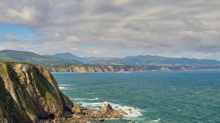  Un equipo científico estudia un acantilado en Asturias y halla los restos de un lagarto prehistórico 