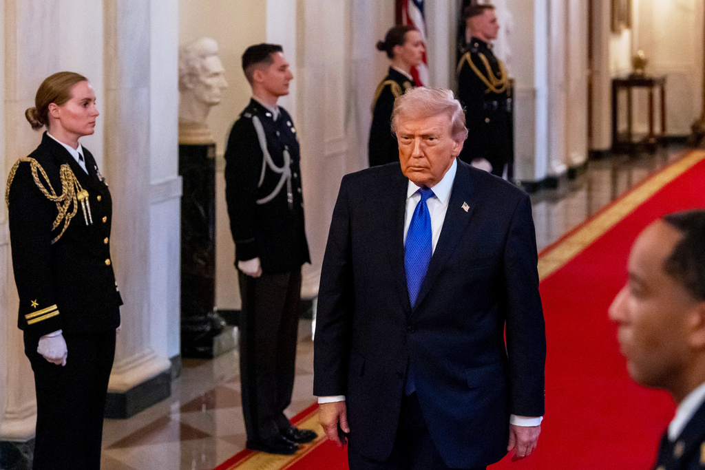 Trump rechaza crecientes críticas a su plan de guerra contra Irán ...