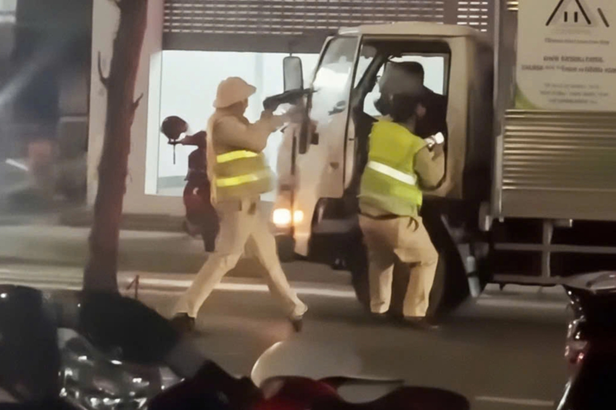 CSGT dùng súng khống chế tài xế vượt chốt kiểm tra nồng độ cồn