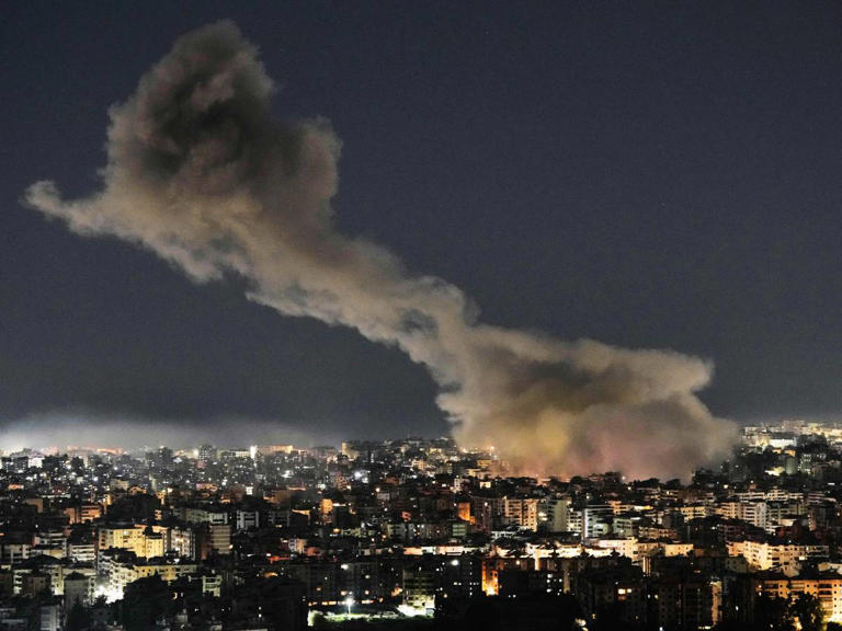 Colpita l’ambasciata Usa a Riad. Trump: "Siamo pieni di munizioni, possiamo fare guerra per sempre".