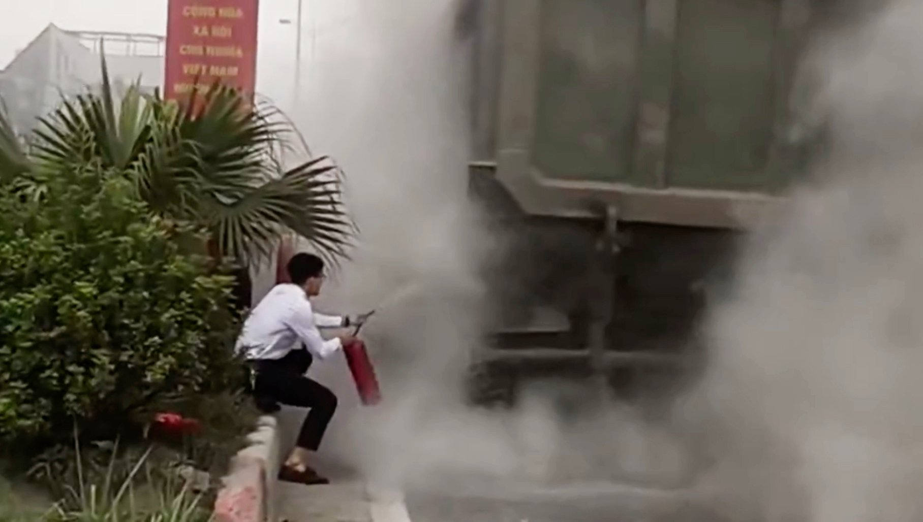 Bánh xe tải bốc cháy, người dân chạy theo để dập lửa