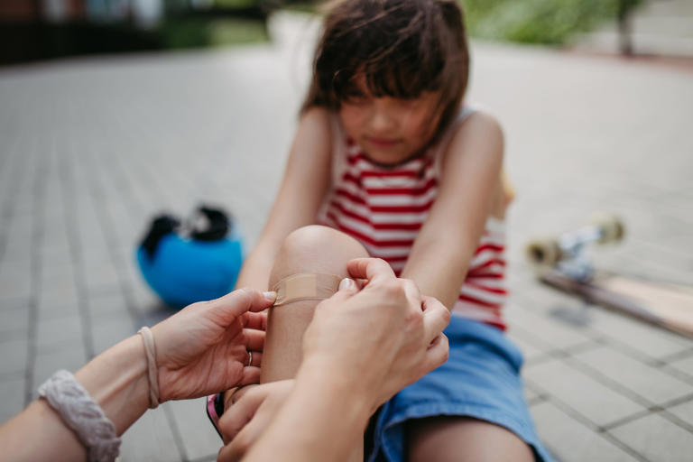 La sobreprotección no solo limita la autonomía del joven, sino que también le impide enfrentar los contratiempos.