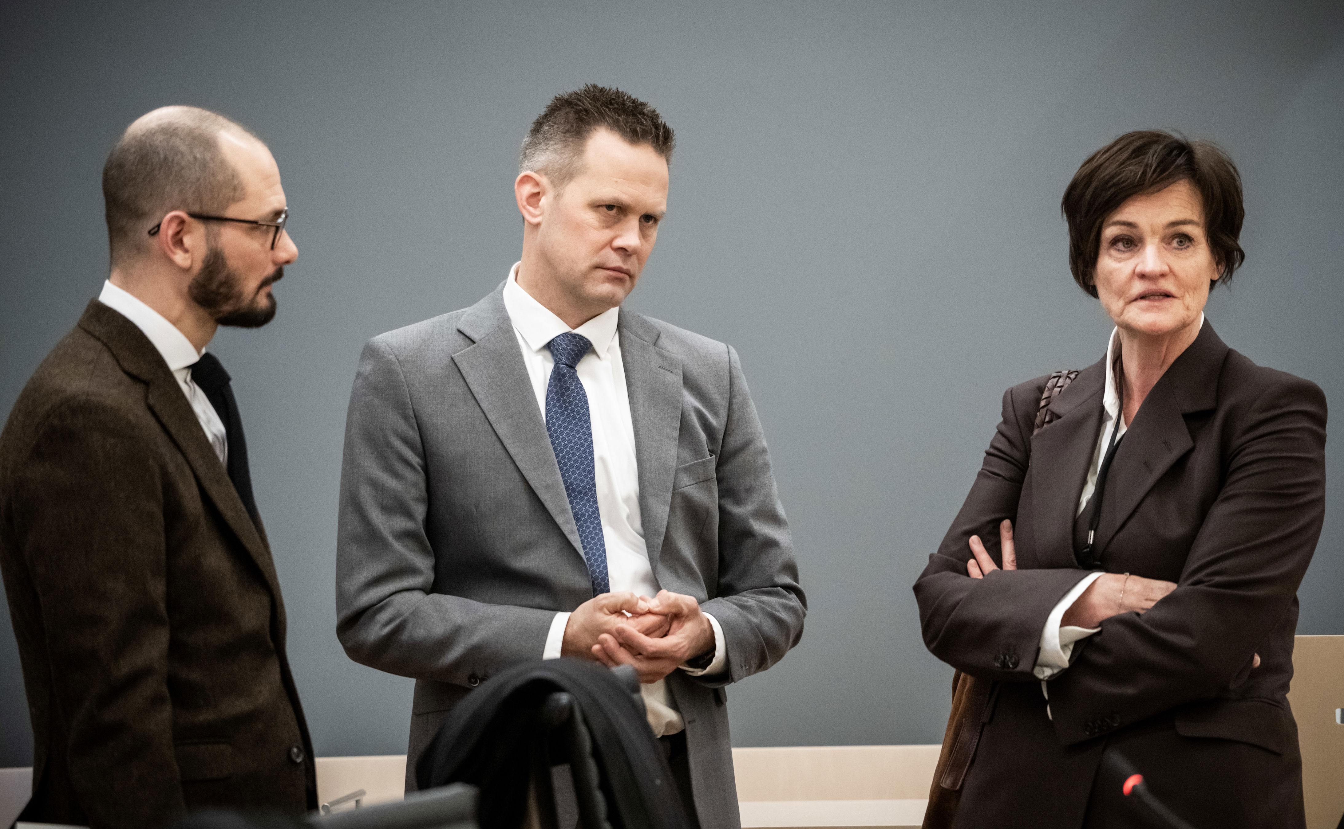 Frogner-kvinnens bistandsadvokat Mette Yvonne Larsen (t.h.) sammen med aktor Sturla Henriksbø og politiets etterforskningsleder Andreas Kruszewski (t.v.) i Oslo tingrett. Foto: Ole Berg-Rusten / NTB