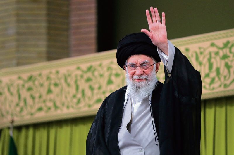 Why did Ayatollah Ali Khamenei keep his right hand hidden?