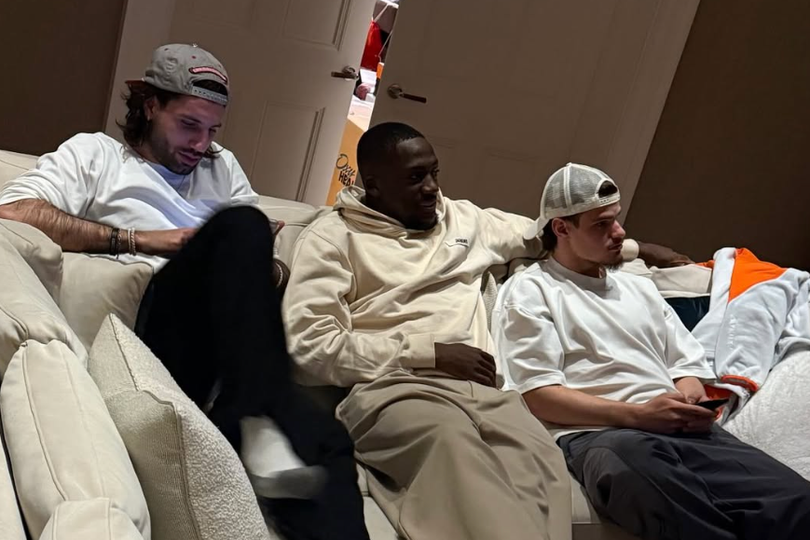 Mohamed Salah ofrece un vistazo a los preparativos de los Wolves con sus compañeros del Liverpool