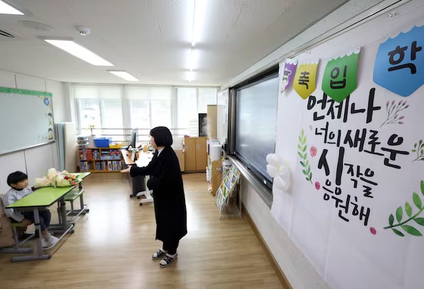 'Lễ khai giảng đơn độc' ở Hàn Quốc, 210 trường không có học sinh lớp 1