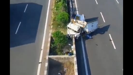 Two killed, 4 injured as pickup crashes into divider on Agra-Lucknow ...