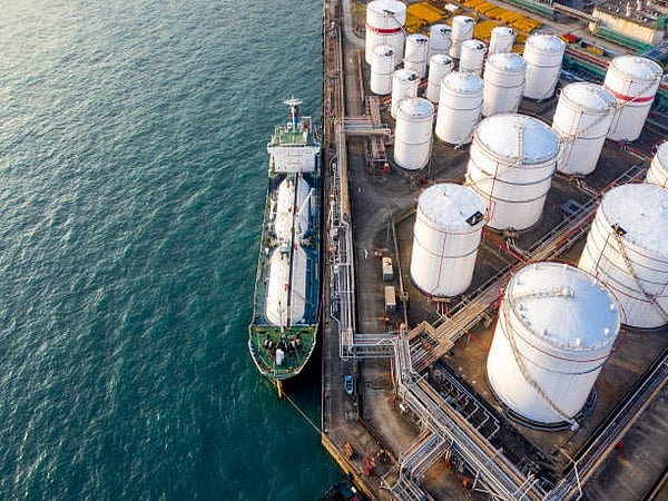 Oil extends gains and stocks dive as Middle East war spreads