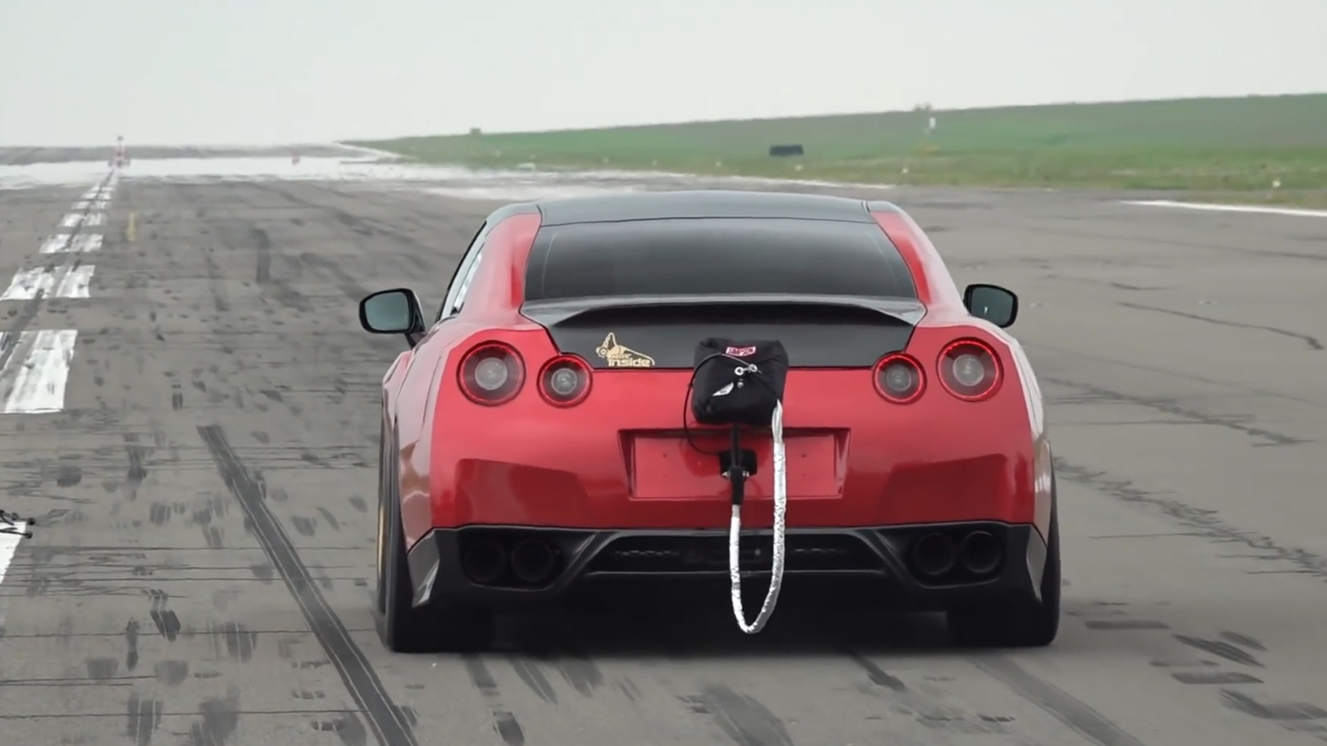 Aceleração impressionante do Nissan GT-R R35 de 0 a 339 km/h em segundos