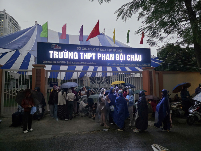 Vụ chầu chực xuyên đêm nộp hồ sơ vào lớp 10: Yêu cầu trả lại phí ghi danh, xem xét xử phạt trường