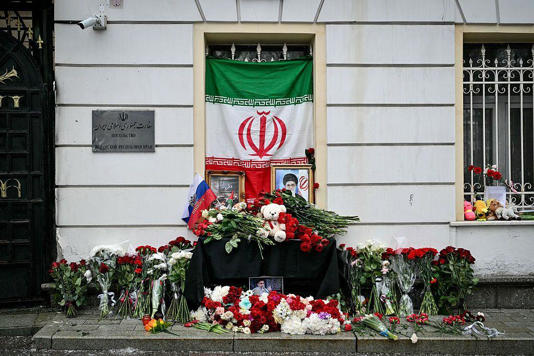 Rusia condenó la muerte en los ataques del líder supremo de Irán, ayatolá Alí Jamenei, y en la embajada iraní en Moscú se levantó una ofrenda floral en su honor.