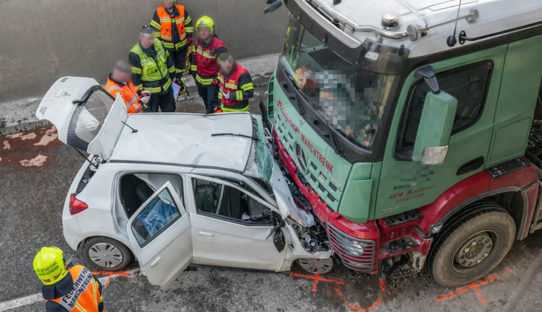 In Marchtrenk wurde ein Pkw-Lenker schwer verletzt.