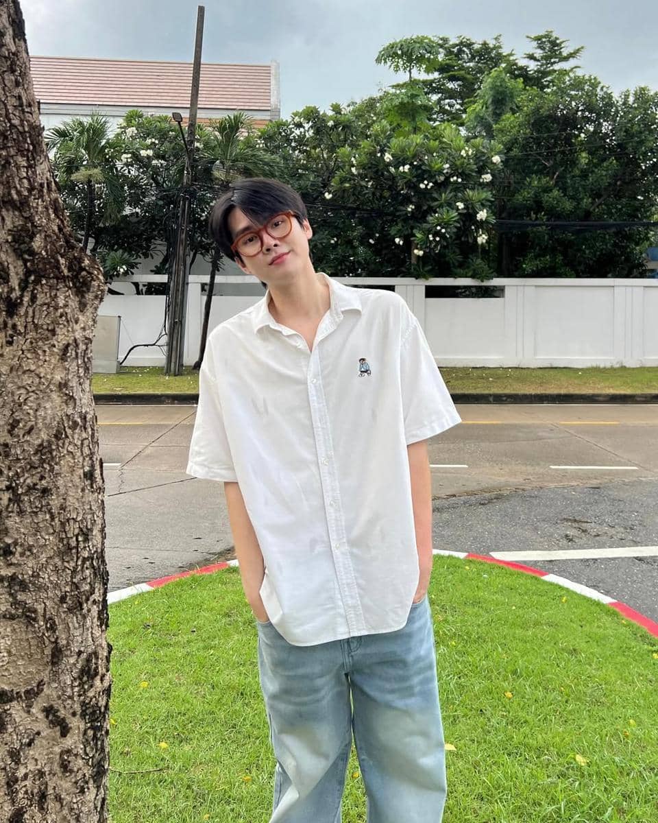 7 gaya celana jeans biru Kin Kaworn, modis banget! 6