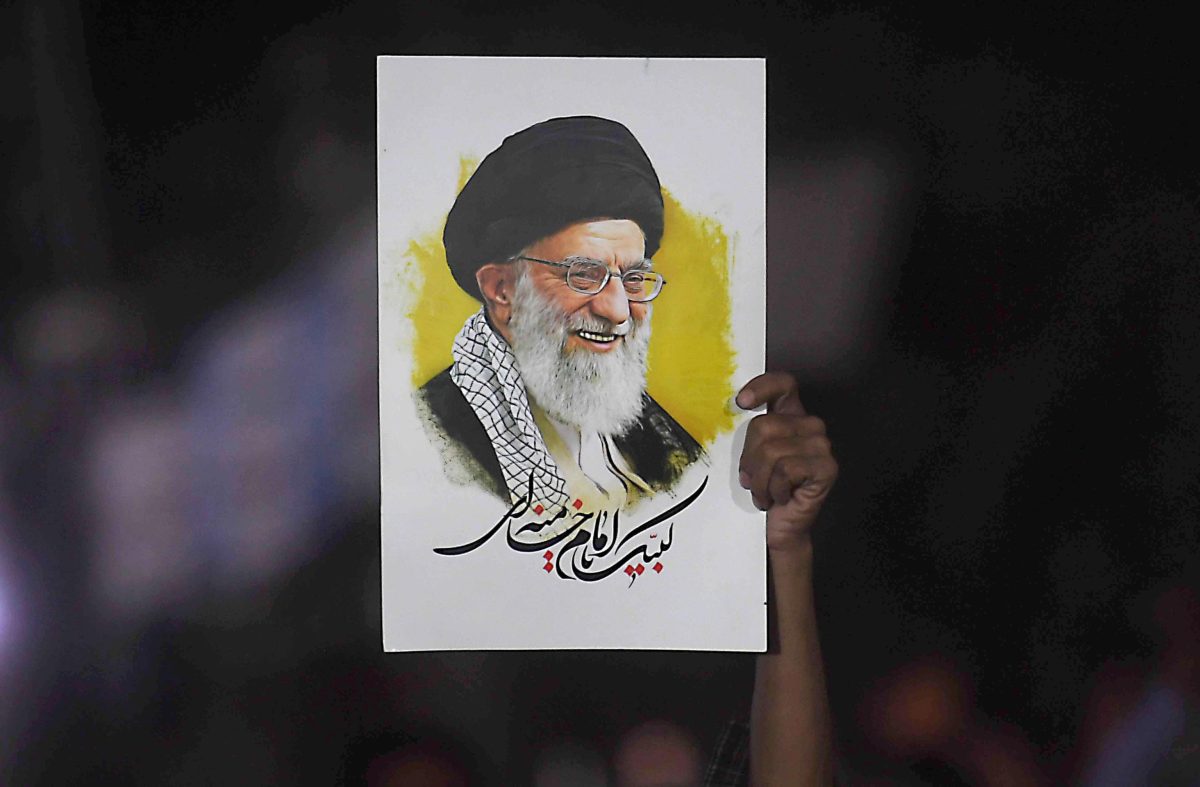Un ritratto di Ali Khamenei (Ansa).