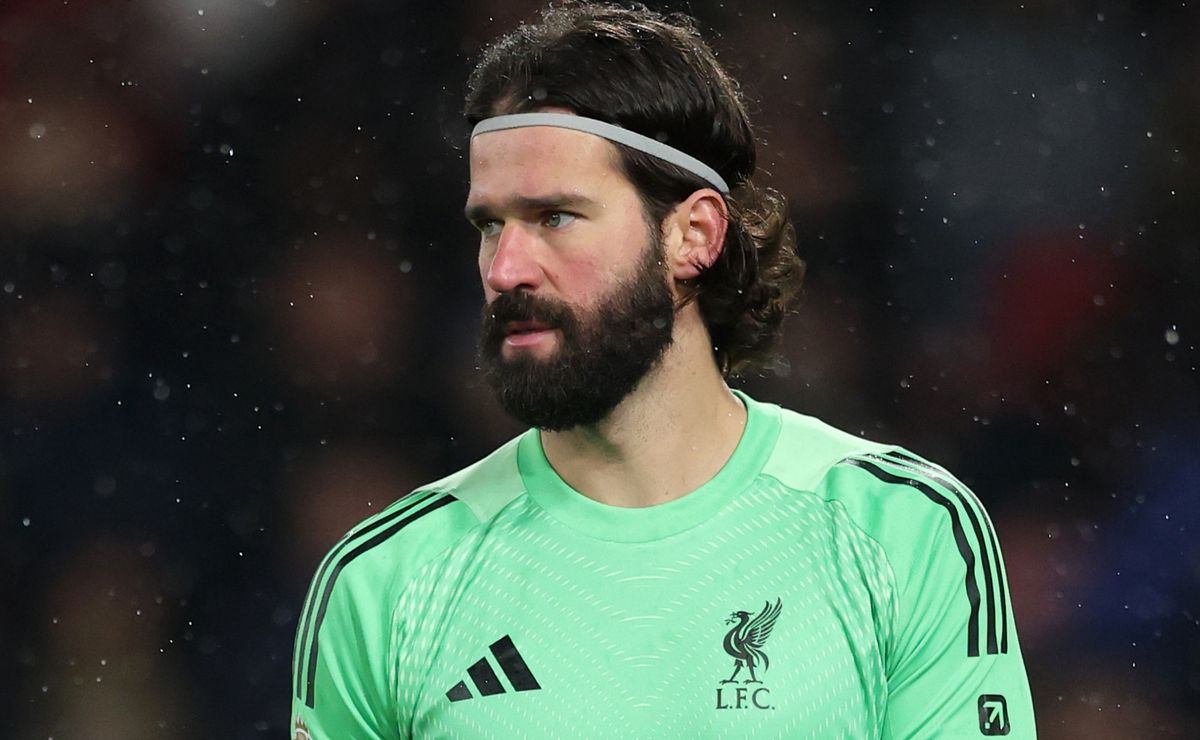 Virgil van Dijk podría perder a un compañero clave ya que, según se informa, Alisson Becker del Liverpool genera un gran interés en la Serie A.