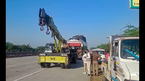 Six from Rajasthan killed as bus rams van on Yamuna Expressway
