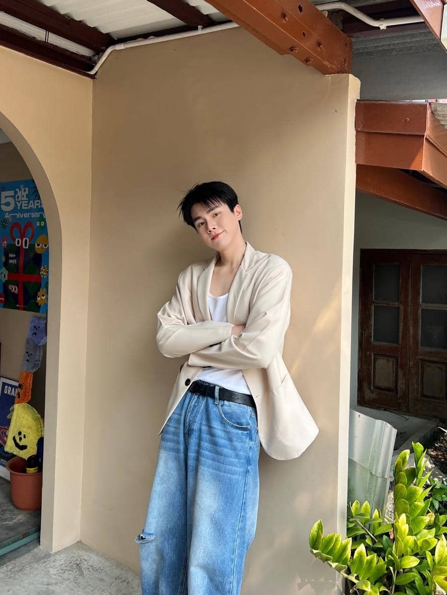 7 gaya celana jeans biru Kin Kaworn, modis banget! 3