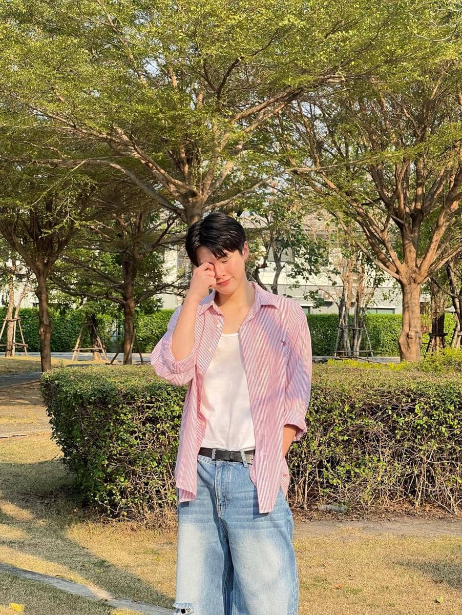 7 gaya celana jeans biru Kin Kaworn, modis banget! 2