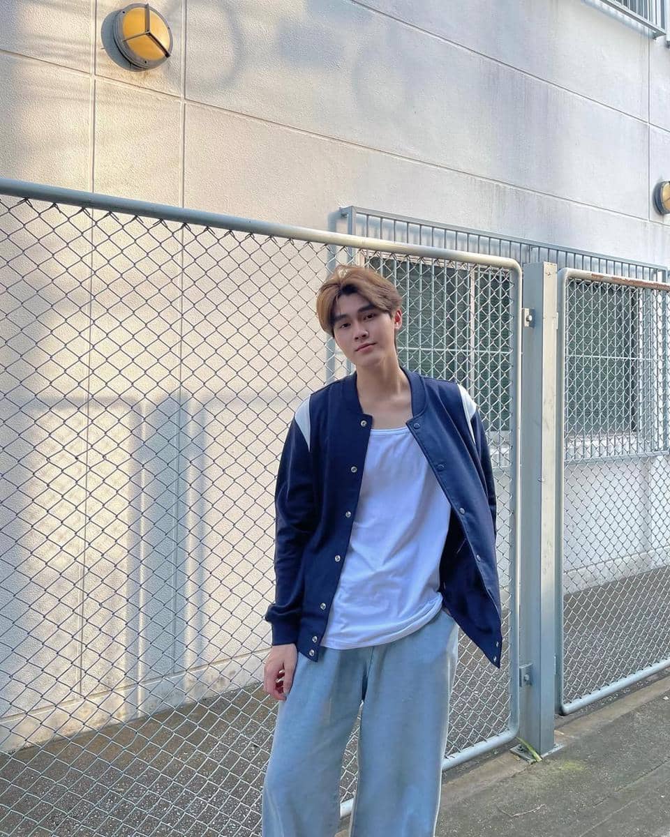 7 gaya celana jeans biru Kin Kaworn, modis banget! 7