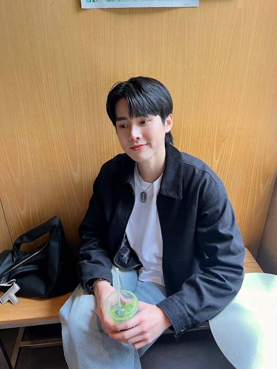 7 gaya celana jeans biru Kin Kaworn, modis banget! 5