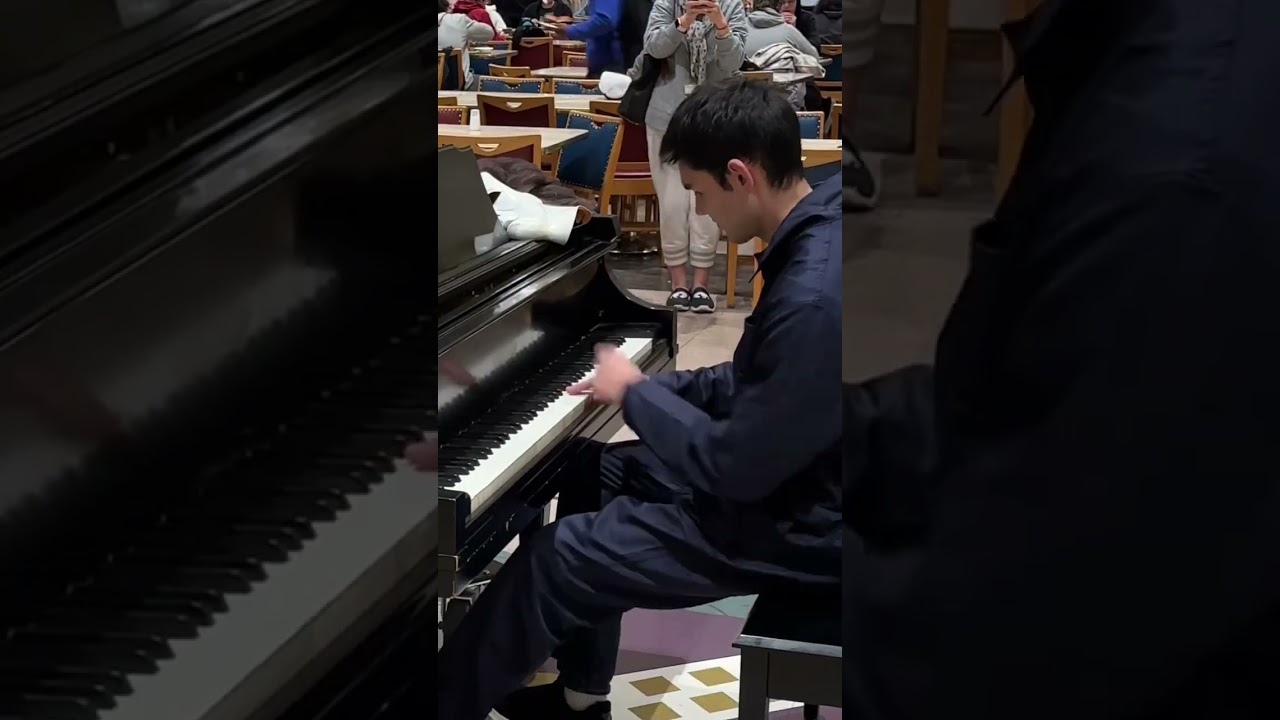 Pianist amazes college students with Coldplay