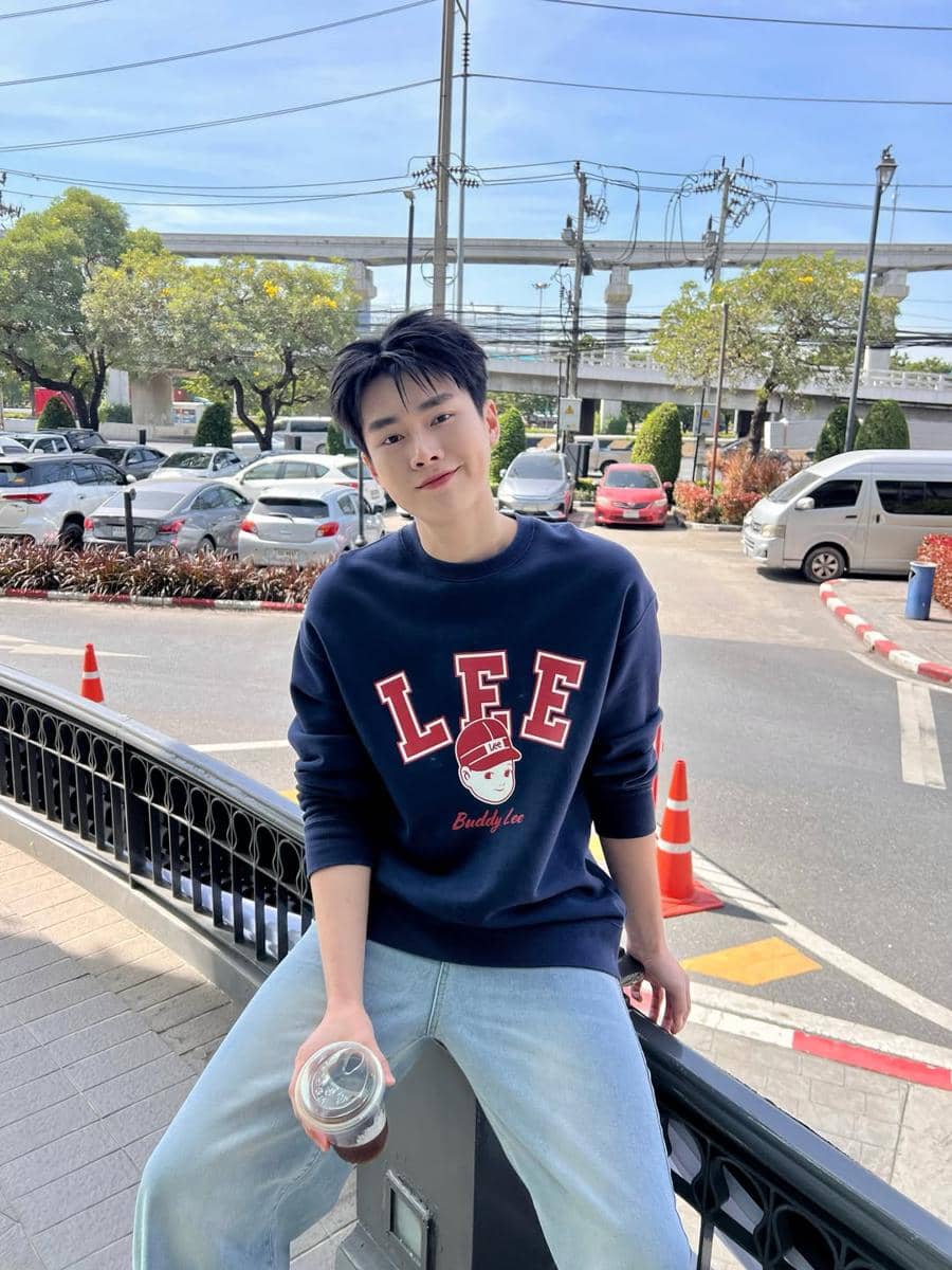 7 gaya celana jeans biru Kin Kaworn, modis banget! 4