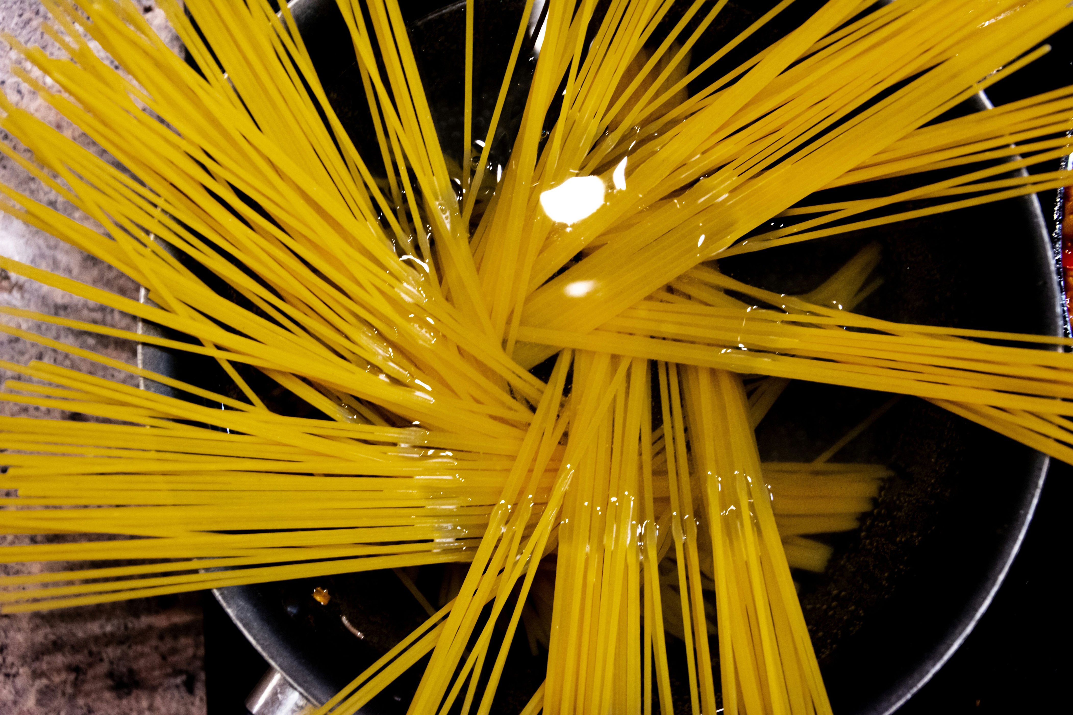 It turns out chefs prefer cooking dry pasta in cold water