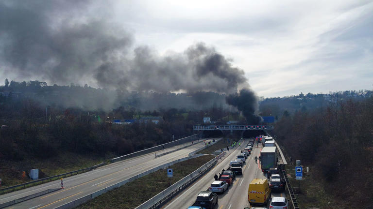 A81 bei Stuttgart: Lkw-Anhänger fängt Feuer – Rauch dringt aus Autobahntunnel