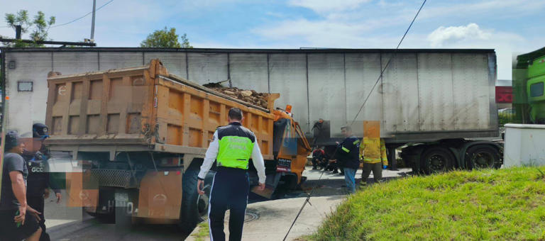 Choque entre volqueta y tráiler deja un herido en Cuenca