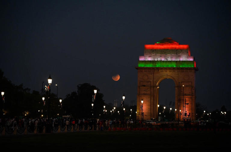 Lunar eclipse visible across India - "Blood Moon" dazzles skywatchers