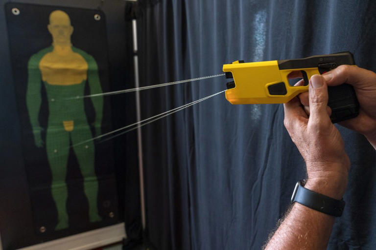 ICE wants to arm agents with 17,800 new tasers, at a price tag of $220 ...