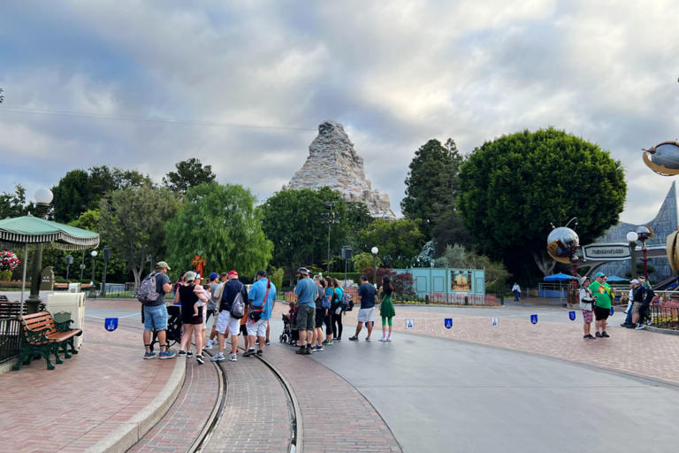 5 smart rope drop strategies for Disneyland