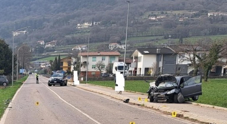 Incidente frontale tra un tir e un'auto, il mezzo pesante finisce nella ...