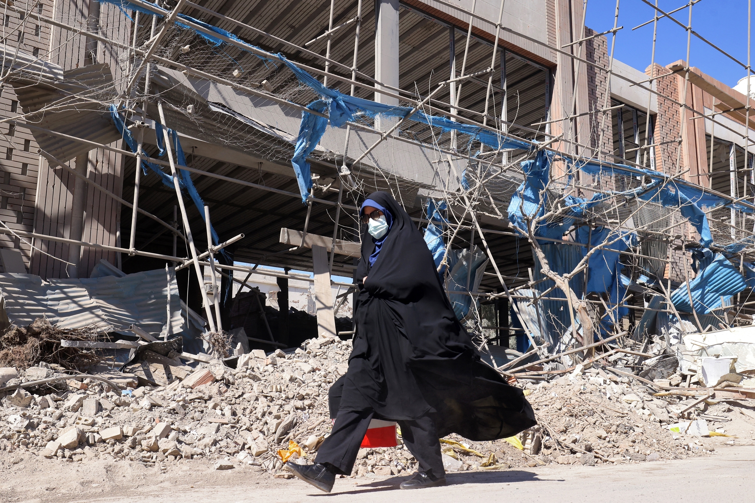 Người Iran thấp thỏm cầu nguyện giữa đòn tập kích của Mỹ, Israel