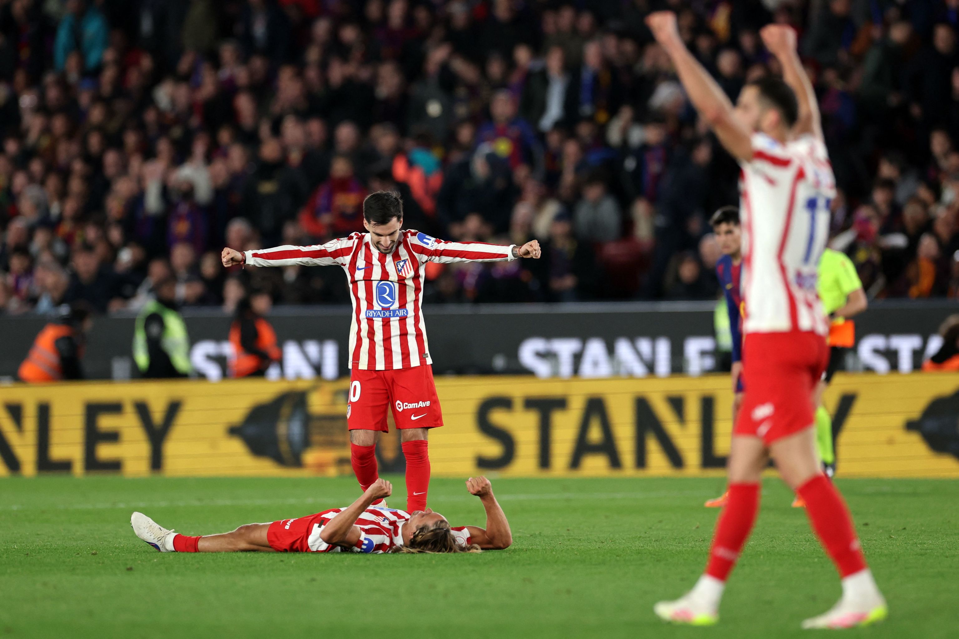 El Atlético sobrevive al Barça y a sí mismo y jugará la final de Copa