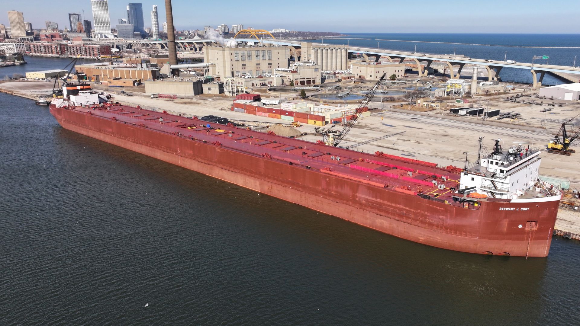 The 60-day winter rush at Port Milwaukee to get massive cargo ships ...