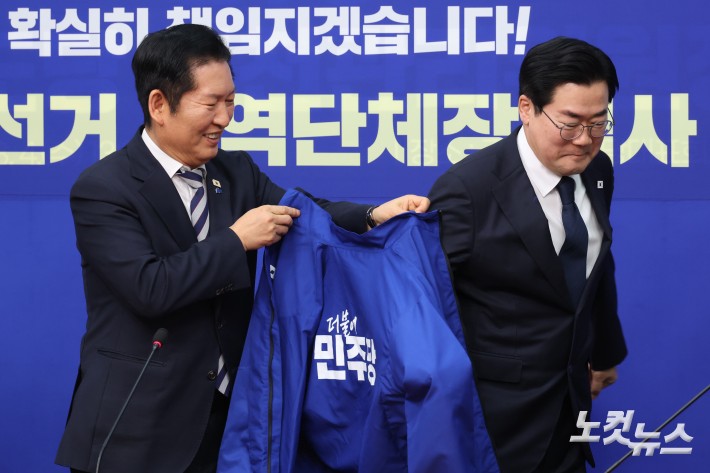 박찬대 의원에게 당 선거복 전달하는 정청래 대표