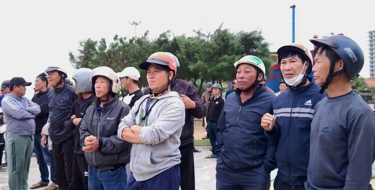 Tàu chìm ở cửa biển Nhật Lệ, 7 thuyền viên đều mặc áo phao bơi vào nhưng một người chết