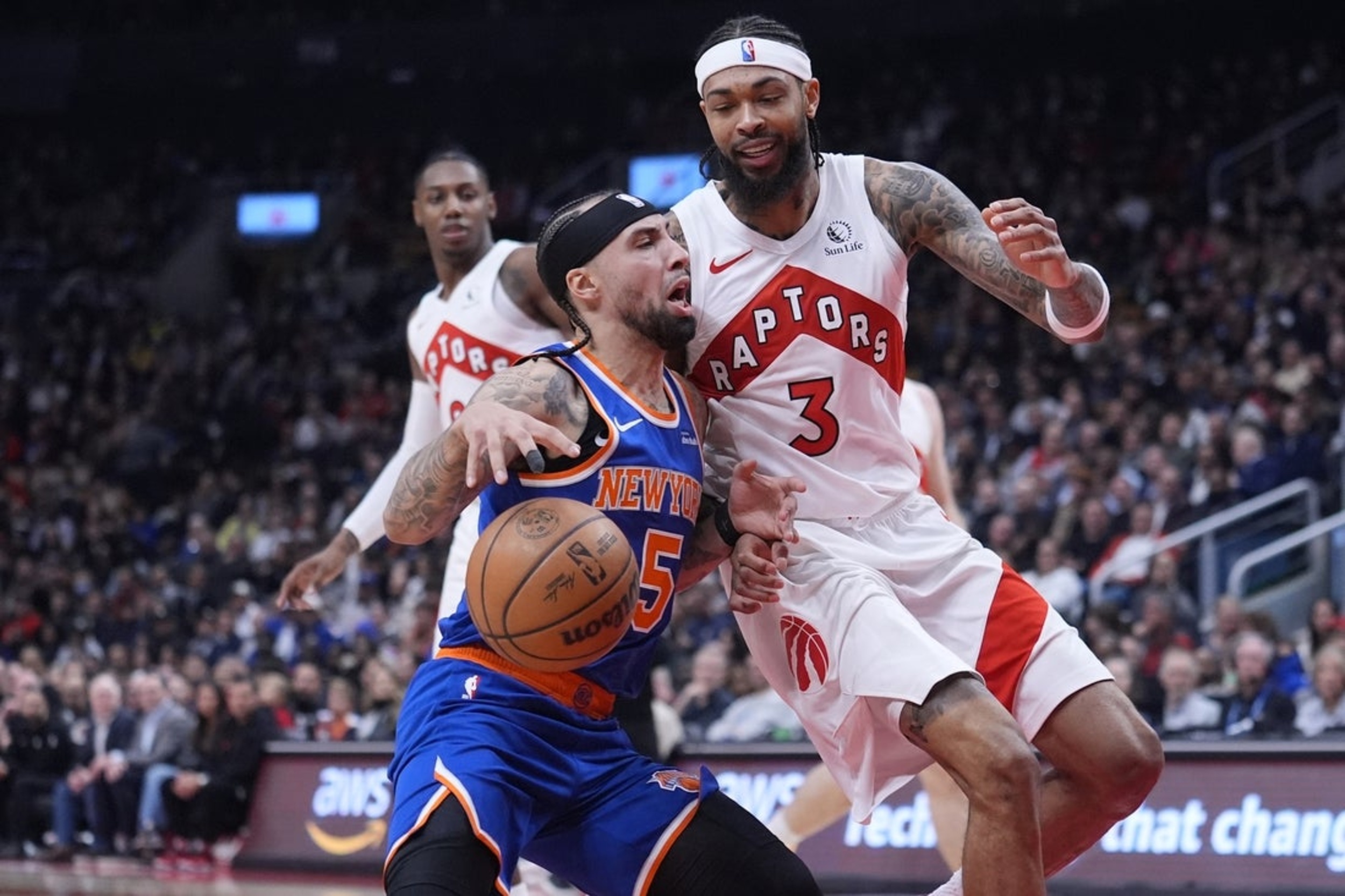 Knicks close out Raptors late to extend series win streak to 12
