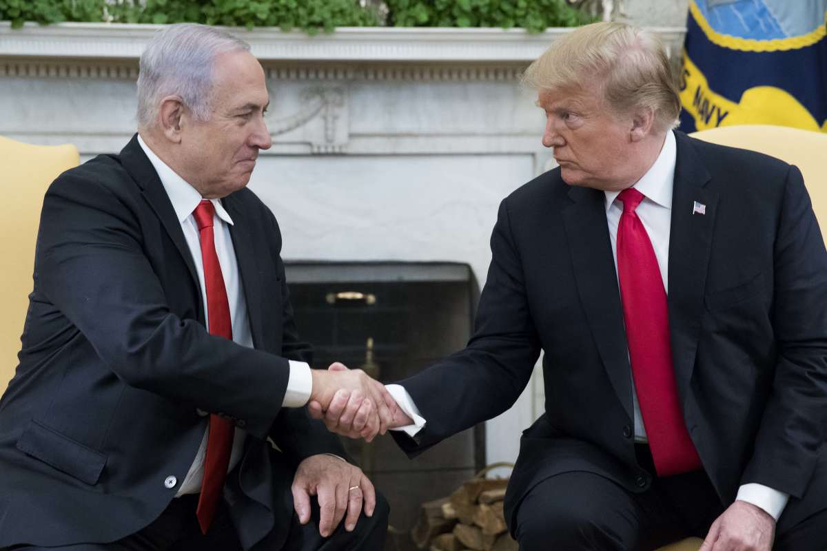 WASHINGTON, DC - MARCH 25: (AFP OUT) US President Donald J. Trump (R) and Prime Minister of Israel B