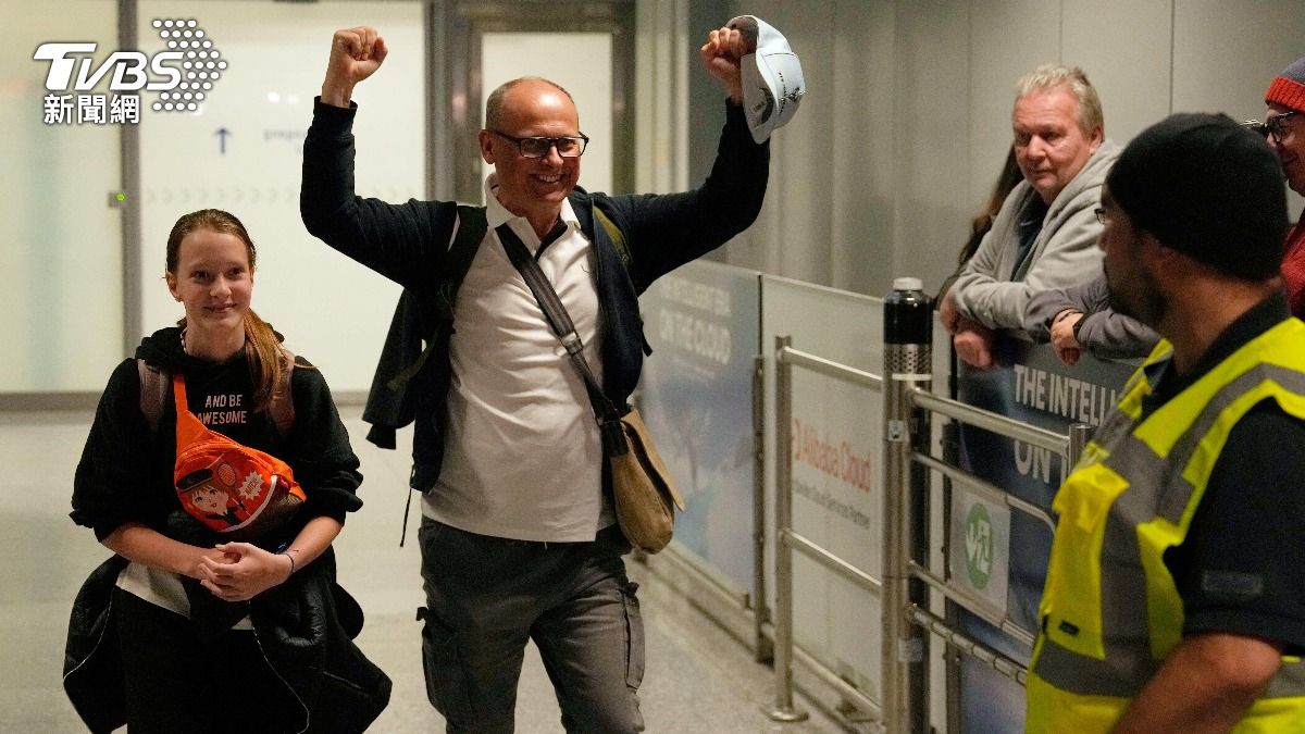 德國旅客慶祝撤僑包機成功回國（圖／達志影像美聯社）