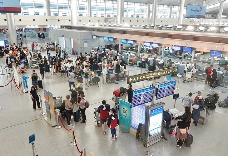 Nhiều khách Việt thấp thỏm chờ bay