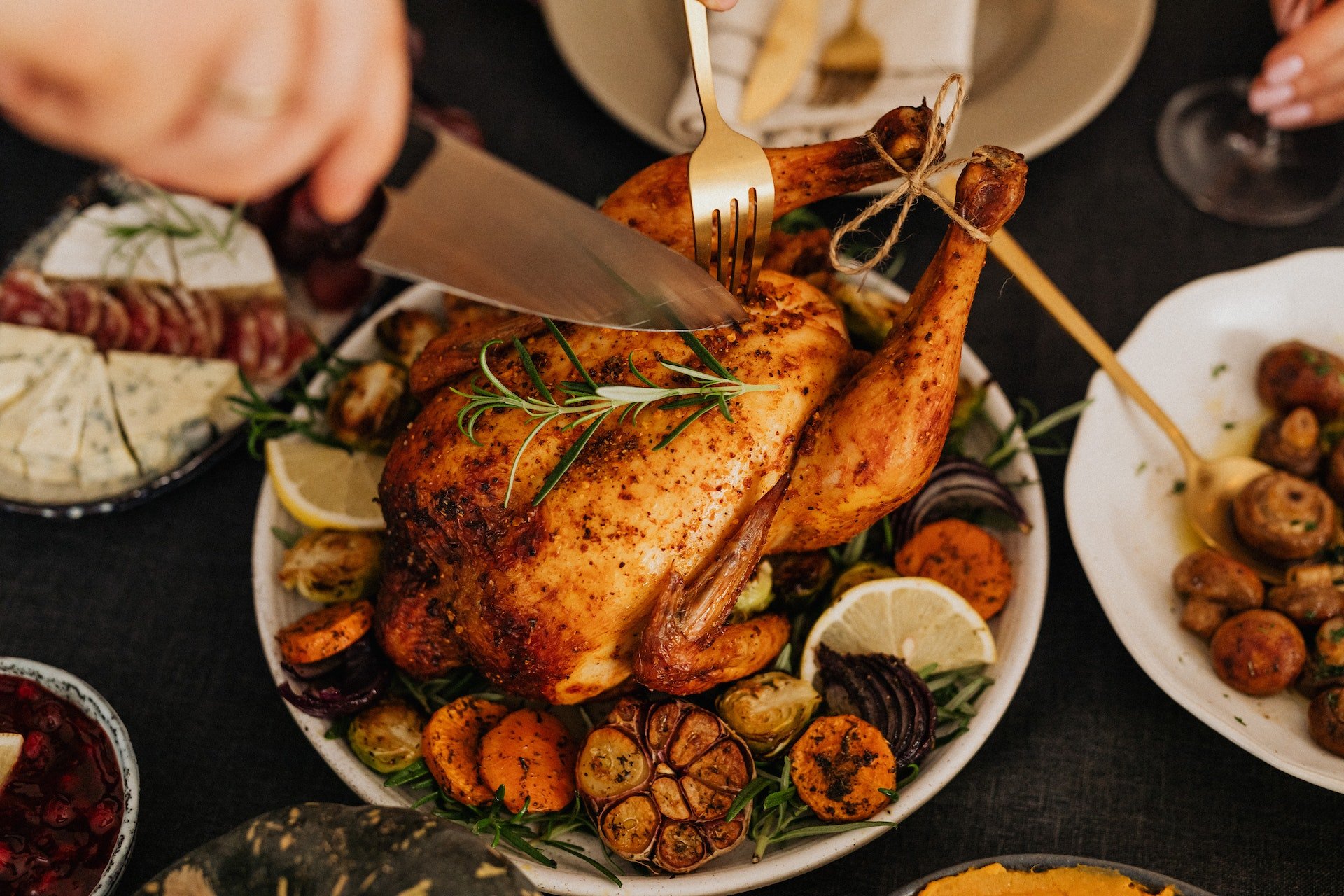 ¿Realmente sale más barato comprar un pollo entero? Un cocinero hace ...