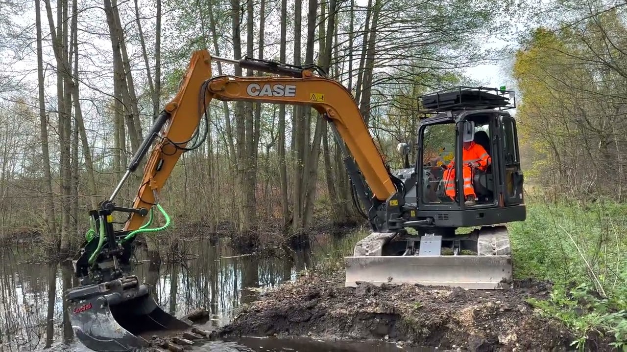 Compacte graafmachine aan het werk in krappe bosomgeving