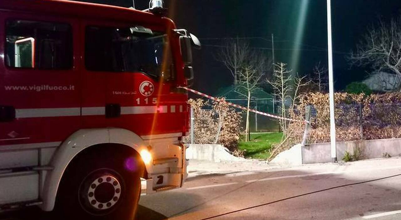 Abbatte con l'auto il muro di una casa e si ribalta su un fianco nel ...