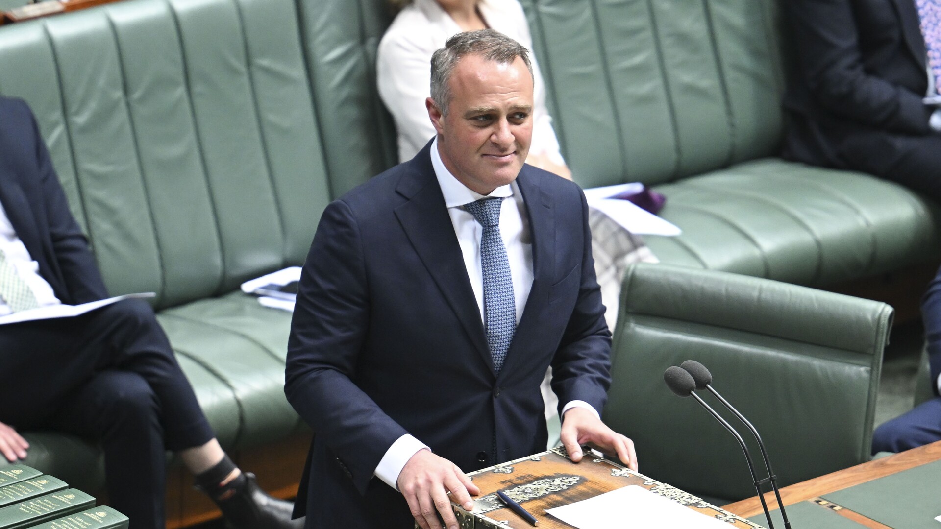 Tim Wilson breaks into song when criticising Treasurer Jim Chalmers